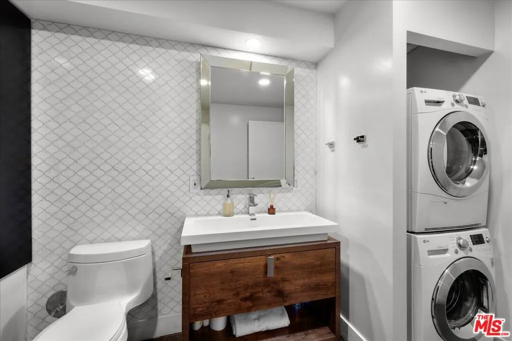 120 S Hewitt Street 6, Los Angeles, California 90012 home-pic-18